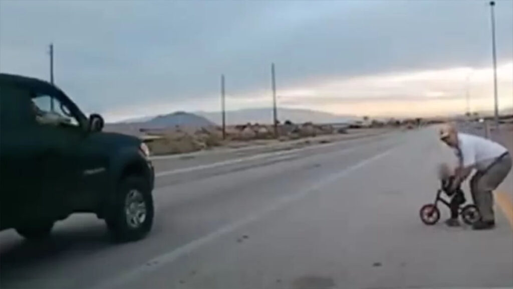 Kindness on the Highway: Couple Stops for Lonely 2-Year-Old Cyclist