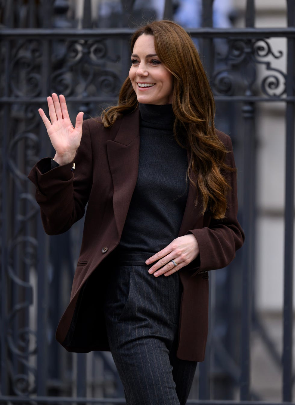 kate middleton loopt zwaaiend buiten